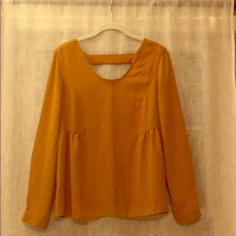 Olive + Oak top with cute open back sz S